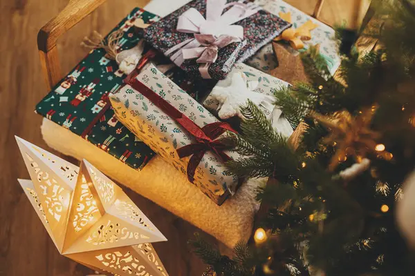 Wesołych Świąt Stylowe Prezenty Świąteczne Zawinięte Świąteczny Papier Kokardkami Zabytkowe — Zdjęcie stockowe