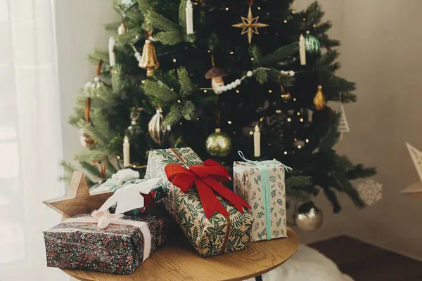 Stylové Vánoční Dárky Slavnostním Balicím Papíru Luky Starožitnými Ozdobami Dřevěném — Stock fotografie