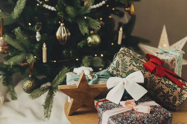 Cadeaux Noël Élégants Papier Emballage Festif Avec Des Arcs Des — Photo