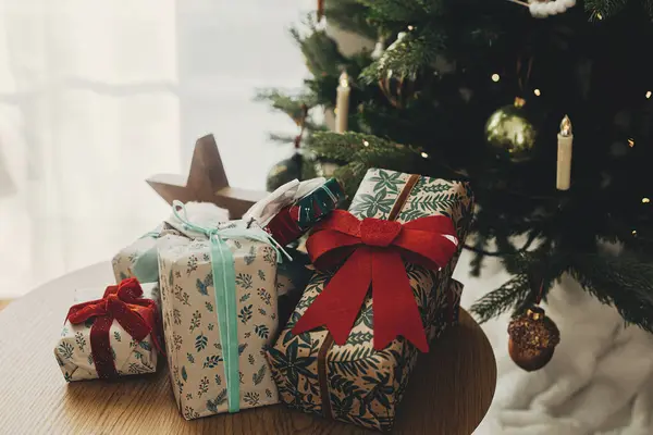 Frohe Weihnachten Stilvolle Weihnachtsgeschenke Eingewickelt Festliches Papier Mit Schleifen Und — Stockfoto