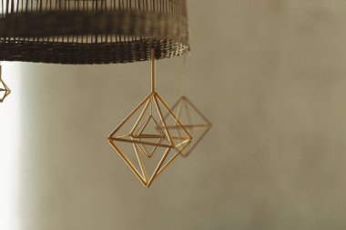 Arka planda asılı, İskandinav saman süslemesi modern çiftlik evinin oturma odasında. Evi Noel saman örümcekleriyle süslemek. Tatil gelenekleri.