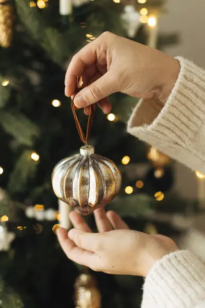 Décorer Arbre Noël Avec Une Boule Élégante Mains Pull Confortable — Photo