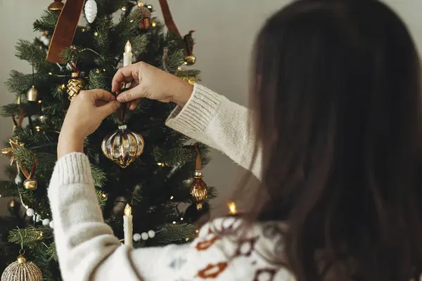 Decoración Del Árbol Navidad Con Adorno Elegante Las Manos Suéter — Foto de Stock