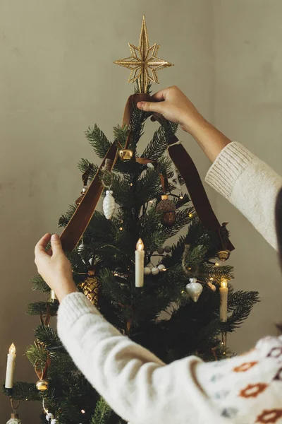 Şık Bir Altın Yıldız Kurdeleyle Noel Ağacı Süslemek Ağaç Dalına — Stok fotoğraf