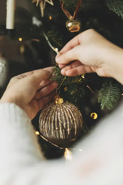 Decoración Del Árbol Navidad Con Adorno Elegante Las Manos Suéter — Foto de Stock