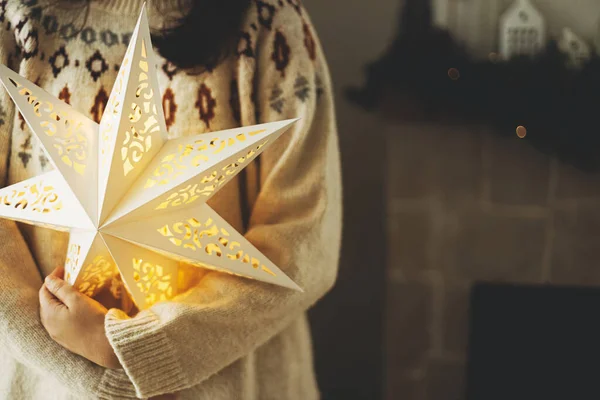 Стильная Светящаяся Большая Рождественская Звезда Руках Фоне Украшенного Рождественского Камина — стоковое фото
