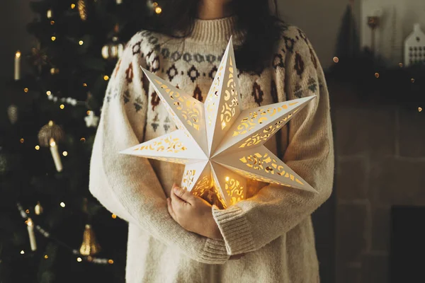Feliz Navidad Mujer Suéter Acogedor Celebración Iluminada Estrella Navidad Fondo — Foto de Stock