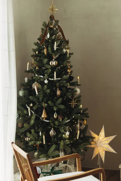 スタイリッシュな装飾されたクリスマスツリー ヴィンテージバブル リボン キャンドル ゴールデンスターがモダンファームハウスの上に 大気の冬のリビングルーム 休日の時間 — ストック写真