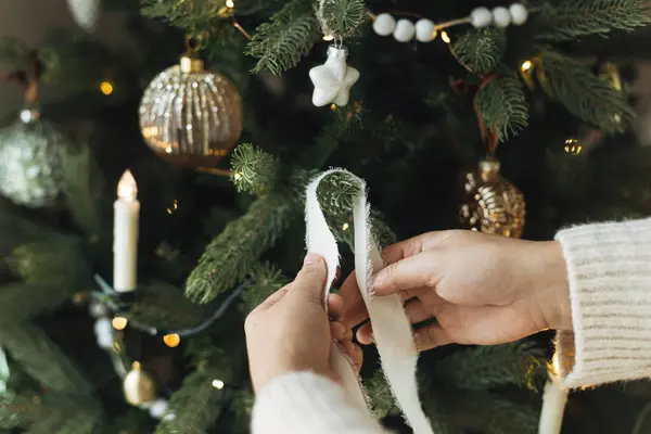 Mãos Suéter Acolhedor Que Suspende Decoração Branca Moderna Ramo Árvore — Fotografia de Stock