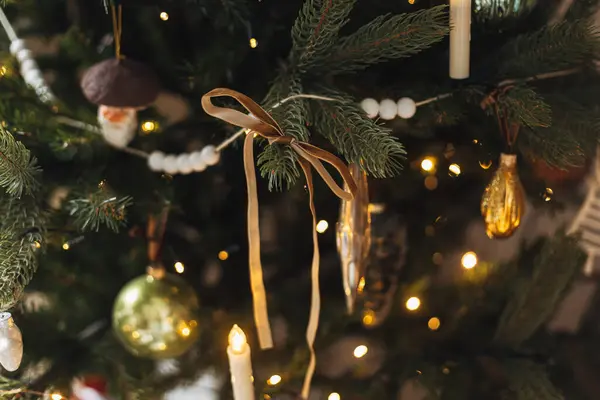 Stylový Zdobený Vánoční Stromek Stuhami Starožitnými Ozdobami Svíčkami Zlatými Světly — Stock fotografie