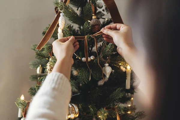 Hände Kuscheligen Pullovern Hängen Großaufnahme Baumzweigen Weihnachtsbaum Mit Stylischem Band — Stockfoto