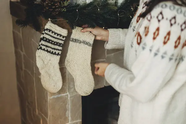 Noel Şöminesini Köknar Dallarında Sıcak Örülmüş Çoraplarla Süslemek Modern Çiftlik — Stok fotoğraf