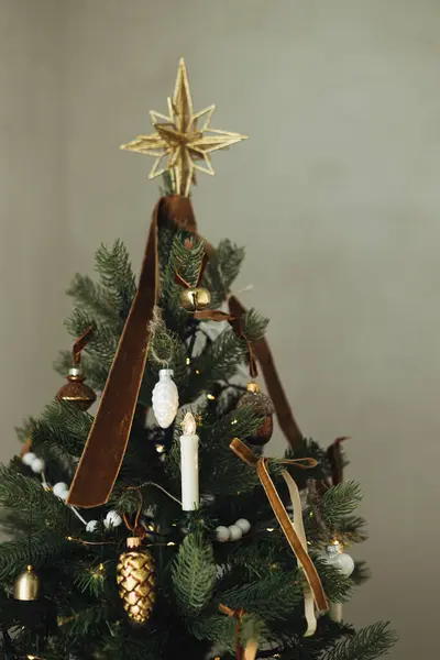 Stílusos Díszített Karácsonyfa Vintage Baubles Szalag Gyertyák Arany Csillag Tetején — Stock Fotó