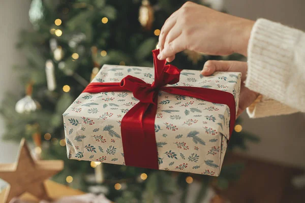 Frohe Weihnachten Und Frohe Feiertage Frau Überreicht Stilvolles Weihnachtsgeschenk Mit — Stockfoto