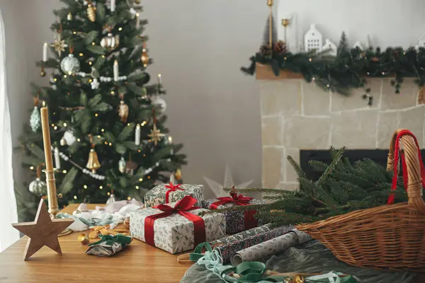 Elegantes Regalos Navidad Decoraciones Festivas Mesa Sobre Fondo Hermoso Árbol — Foto de Stock