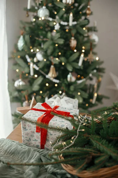 Cadeaux Noël Élégants Enveloppés Panier Rustique Avec Branches Sapin Décorations — Photo