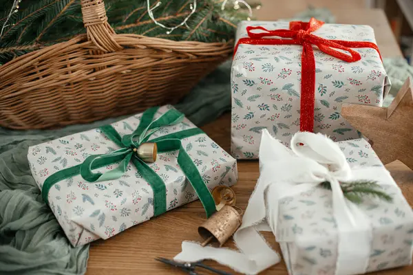圣诞快乐 节日快乐 圣诞礼物 带有冷杉枝条的乡村篮子以及装饰华丽的现代装饰在节日装饰华丽的鸟类房间里的桌子上 — 图库照片