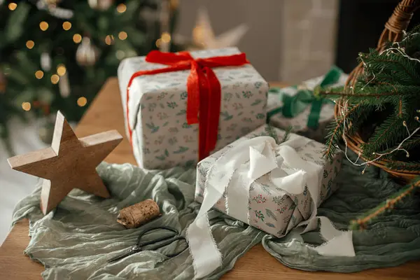 Joyeux Noël Joyeuses Fêtes Cadeaux Noël Élégants Enveloppés Panier Rustique — Photo