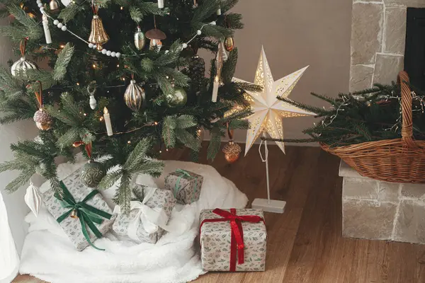 Stijlvolle Ingepakte Kerstcadeaus Rustieke Mand Met Sparren Takken Onder Feestelijk — Stockfoto