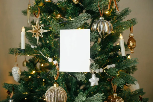 Üres Üdvözlőlap Háttérben Stílusos Díszített Karácsonyfa Arany Fényekkel Helyet Szövegnek — Stock Fotó