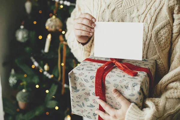 Kartu Natal Pura Pura Tangan Memegang Kartu Ucapan Kosong Dan — Stok Foto