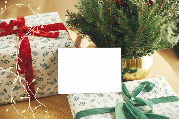 Cartão Saudação Vazio Elegante Presente Natal Embrulhado Ramos Abeto Com — Fotografia de Stock