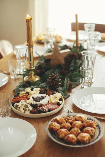 圣诞餐桌摆设 现代奶酪盘 红莓酱作为圣诞树 冷杉枝和松果 开胃菜 玻璃杯和餐具 假日的食物安排 — 图库照片
