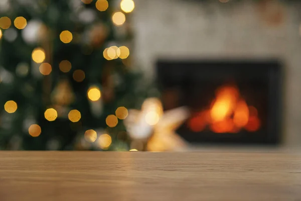 Stilvoller Holztisch Gegen Weihnachtsbaum Mit Lichtern Und Brennendem Kamin Weihnachten — Stockfoto