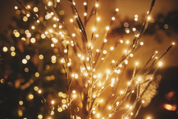 Elegante Albero Natale Illuminato Sfondo Luci Dorate Bokeh Albero Decorato — Foto Stock