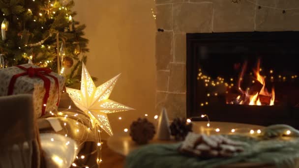 クレイジークリスマスイブ ライト付きのスタイリッシュなクリスマスツリー 明るい星とお祝いのリビングルームで暖炉を燃やします 大気の冬の衛生映像 — ストック動画