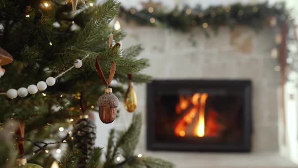 Modern Çiftlik Evinde Yanan Şömineye Karşı Noel Ağacı Süslü Süslemeli — Stok video