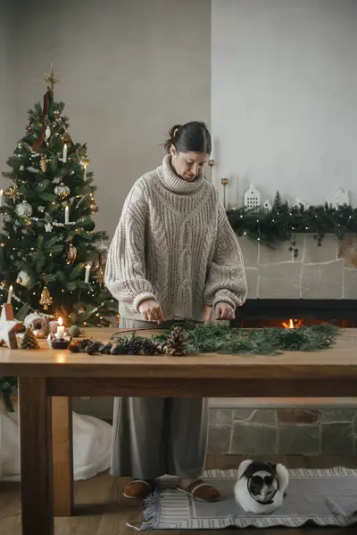 Kvinna Mysig Tröja Gör Jul Rustik Krans Träbord Med Söt — Stockfoto