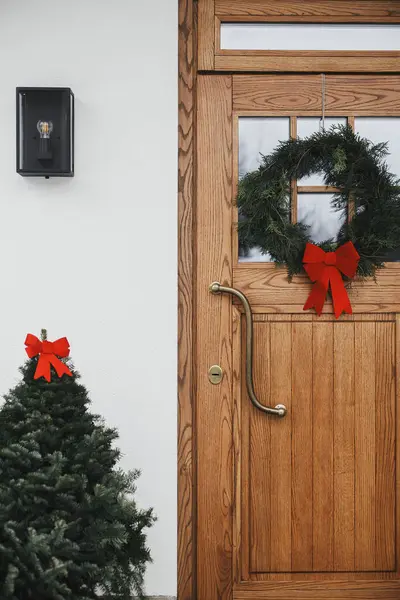 Stijlvolle Kerstkrans Met Rode Strik Houten Deuren Dennenboom Met Rode — Stockfoto