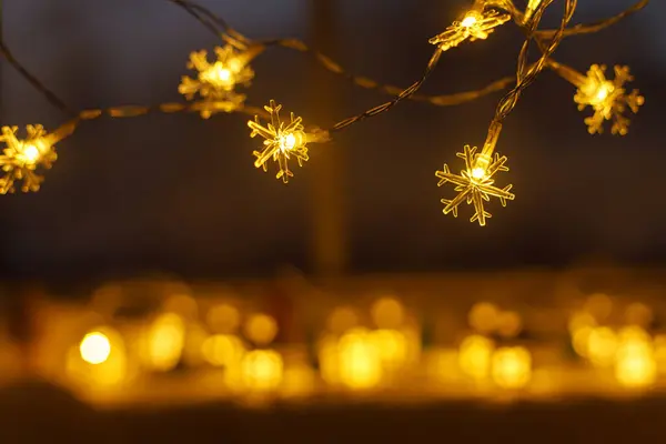 Elegante Guirnalda Navidad Brillante Copo Nieve Fondo Luces Doradas Bokeh — Foto de Stock