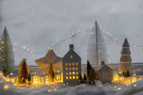 舒适的圣诞小村庄 傍晚时分 在灯火通明的柔软雪毯上 有时尚的小陶瓷房子和木制的树木 大气冬季村静谧生命 圣诞快乐 — 图库照片