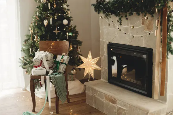 Cadeaux Noël Enveloppés Élégants Avec Ruban Sur Une Vieille Chaise — Photo