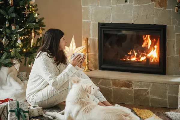 Уютное Рождественское Утро Красивая Женщина Стильной Пижаме Проводит Теплый Чай — стоковое фото