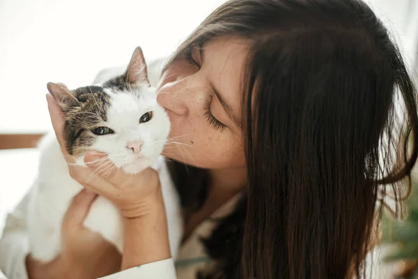 Glad Kvinna Snygg Pyjamas Kramar Och Kysser Bedårande Katt Festligt — Stockfoto