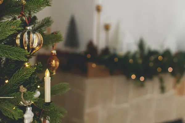 Elegante Árbol Navidad Decorado Con Bolas Oro Vintage Velas Contra —  Fotos de Stock