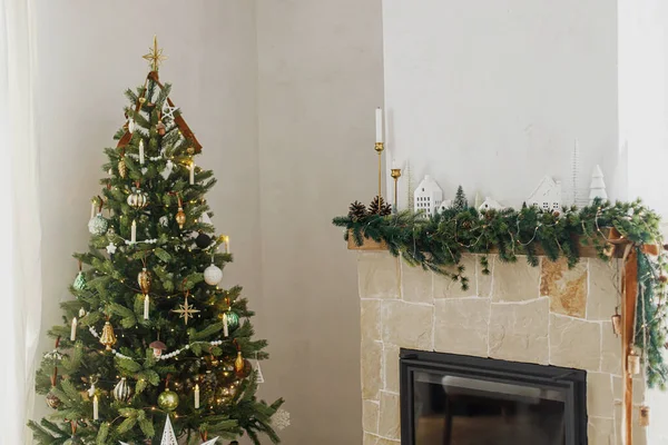 Κομψό Χριστουγεννιάτικο Σαλόνι Μοντέρνα Διακοσμημένο Χριστουγεννιάτικο Δέντρο Vintage Μπιχλιμπίδια Και — Φωτογραφία Αρχείου