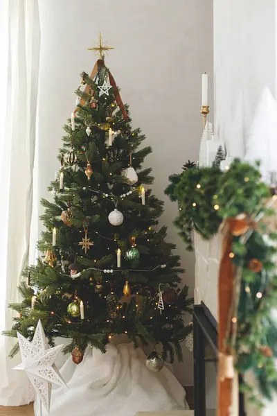 Stijlvol Versierde Kerstboom Met Vintage Kerstballen Modern Decor Schoorsteenmantel Met — Stockfoto