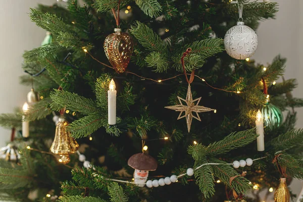 古色古香的金灯笼 蜡烛和节日彩灯装饰着古色古香的圣诞树 冬季大气假期的准备工作 紧贴树枝的现代圣诞装饰品 — 图库照片