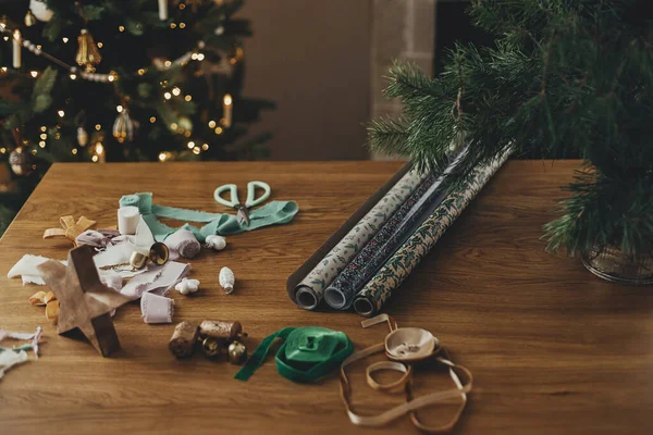 Stylový Vánoční Balicí Papír Stuhy Nůžky Hvězdicové Mosazné Zvonky Dřevěném — Stock fotografie
