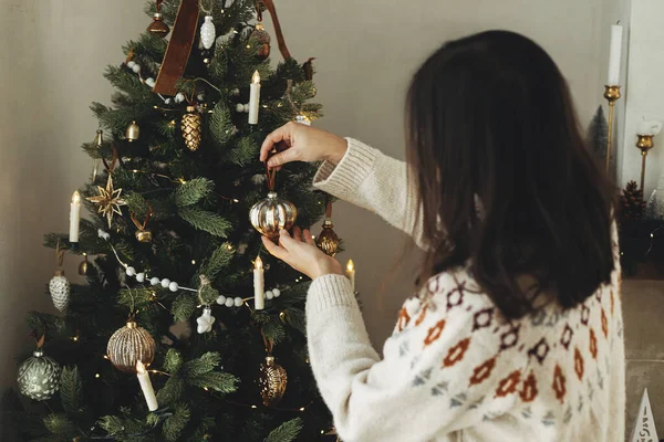 Noel Ağacını Şık Takılarla Süslemek Ağaç Dalına Asılmış Rahat Süveterli — Stok fotoğraf