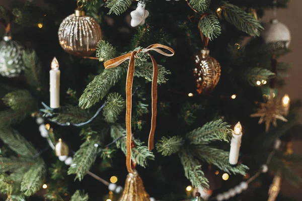 Süslü Bir Noel Ağacı Kurdeleler Eski Takılar Mumlar Altın Işıklarla — Stok fotoğraf