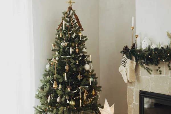 Acogedoras Medias Colgando Chimenea Elegante Árbol Navidad Granja Moderna Chimenea —  Fotos de Stock