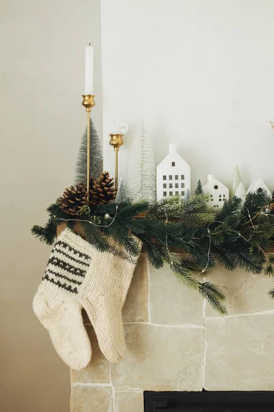 暖かいニットのストッキングとファンの枝のスタイリッシュな装飾とロシアのクリスマスの暖炉 近代的な農家のリビングルームでマントルに掛かる居心地の良いストッキング 大気の冬の休日 — ストック写真