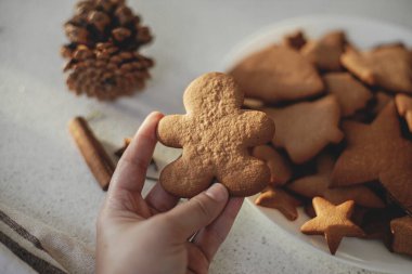 Sıcak güneş ışığında modern tezgahta kurabiyeli lezzetli zencefilli kurabiye. Fırınlanmış taze Noel kurabiyeleri, atmosferik tatil zamanı.