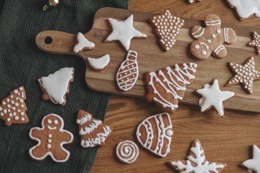 Mutlu Noeller! Kremalı zencefilli kurabiyeler ahşap masada yatıyordu. Atmosferik Noel zamanı, aile tatilleri. Lezzetli zencefilli kurabiye.