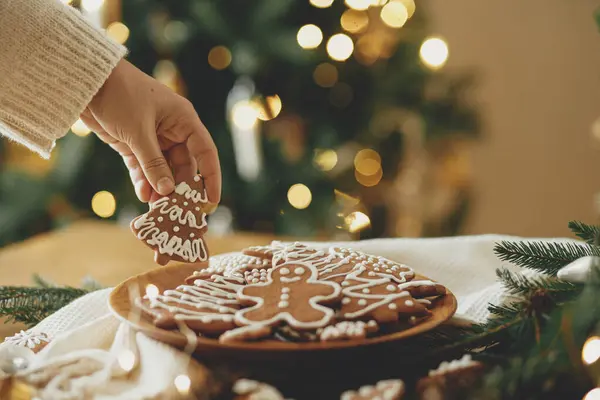 Feliz Natal Mão Segurando Biscoito Gengibre Com Gelo Fundo Biscoitos — Fotografia de Stock